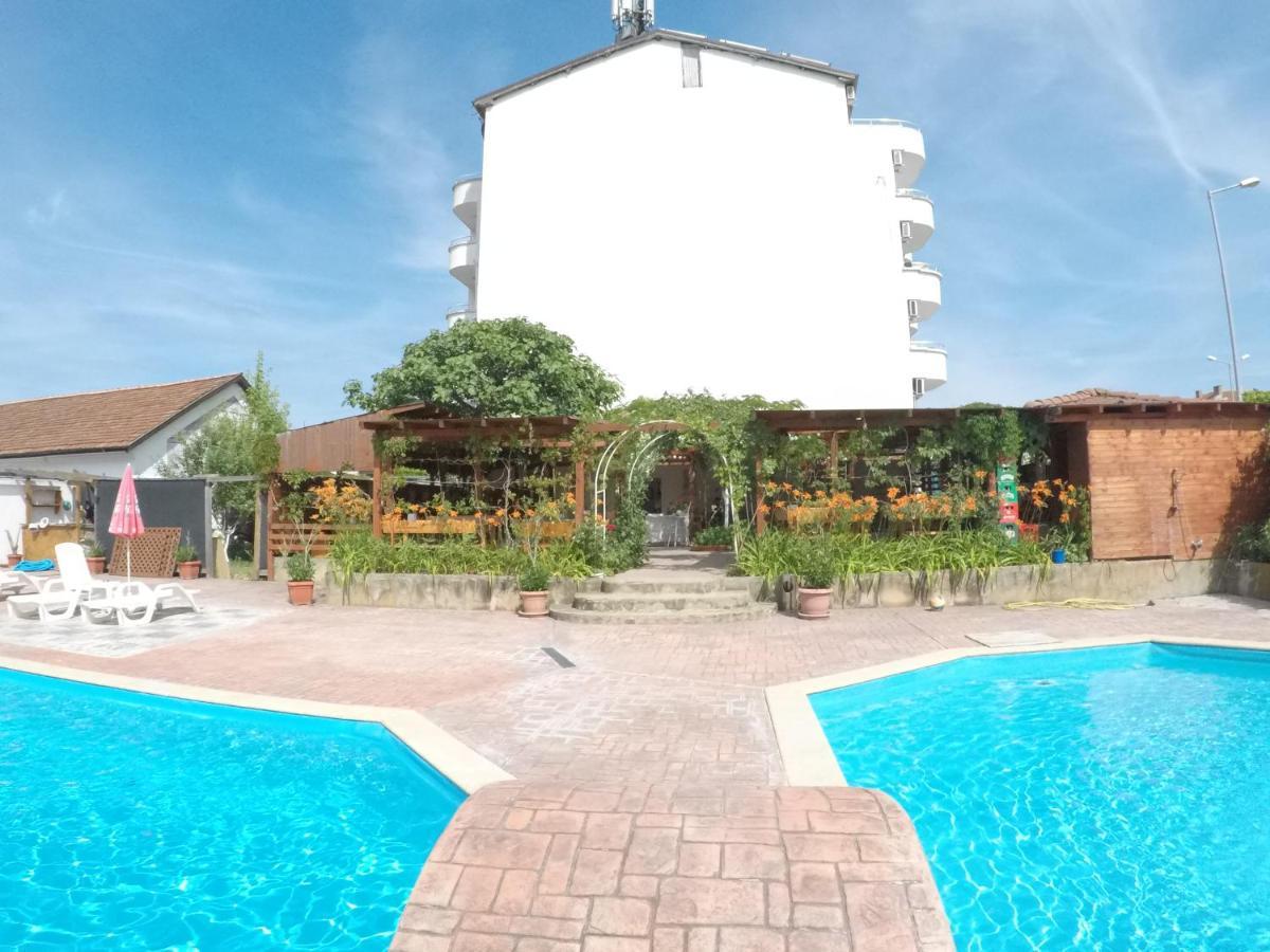 Alba Family Club Hotel Primorsko Bagian luar foto
