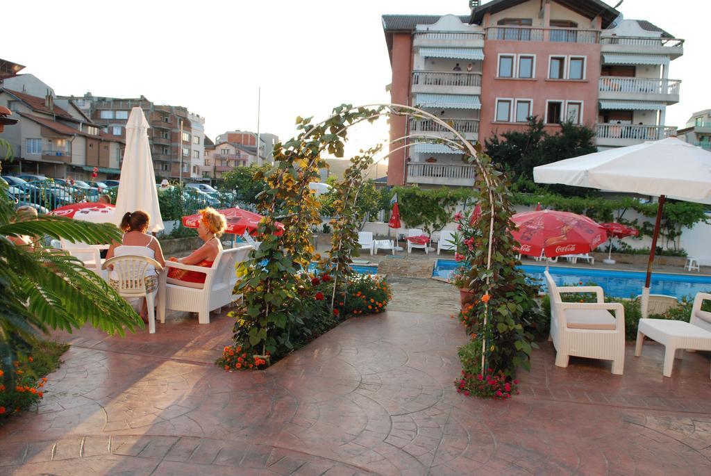 Alba Family Club Hotel Primorsko Bagian luar foto