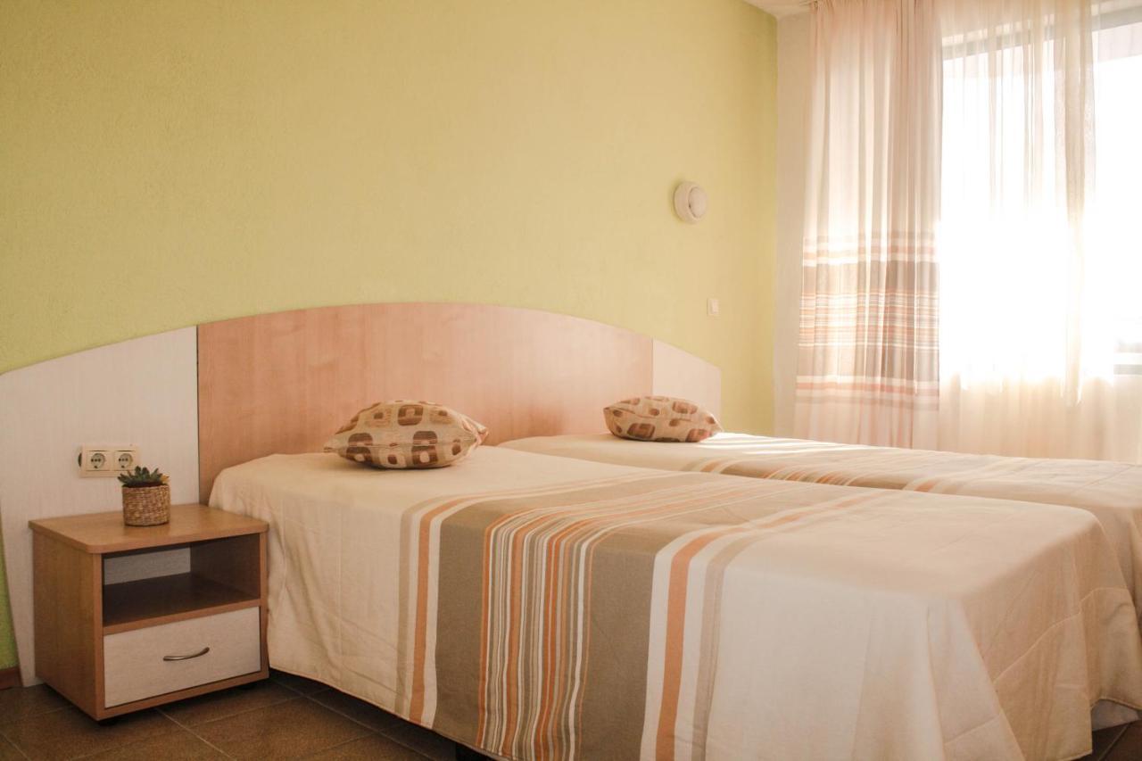 Alba Family Club Hotel Primorsko Bagian luar foto