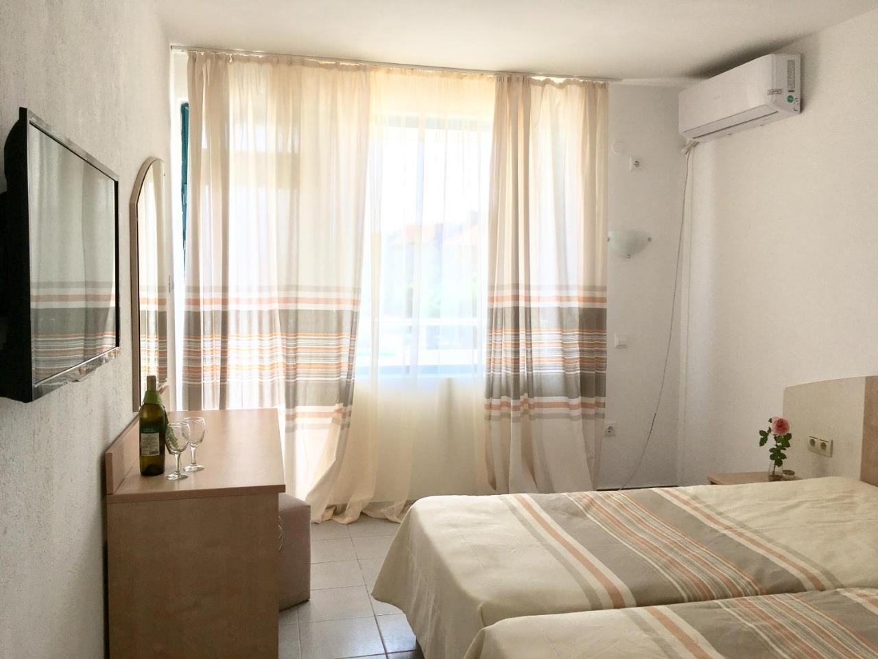 Alba Family Club Hotel Primorsko Bagian luar foto