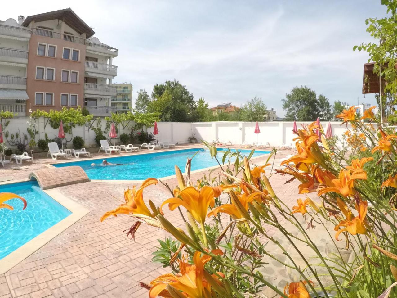 Alba Family Club Hotel Primorsko Bagian luar foto