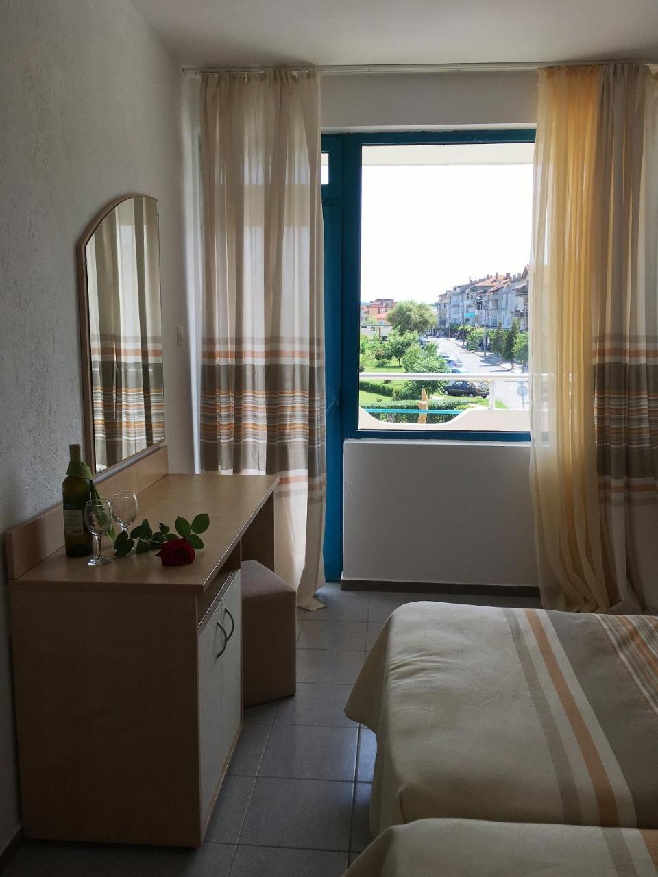 Alba Family Club Hotel Primorsko Bagian luar foto